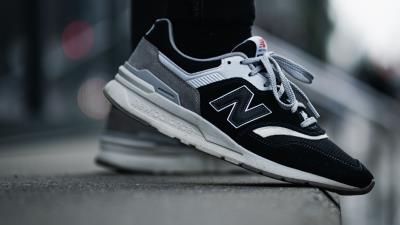 Sneakers legs shoes image 4k wallpaper