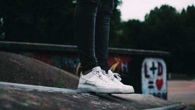 Sneakers legs sports 4k wallpaper