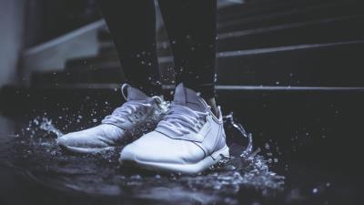 Sneakers legs water spray 4k wallpaper
