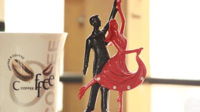 Statuette dance couple romance 4k wallpaper