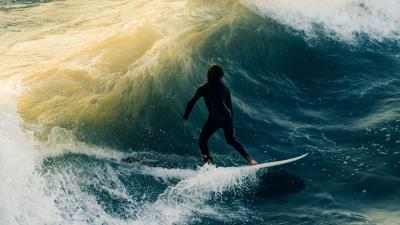 Surfing waves man 4k wallpaper