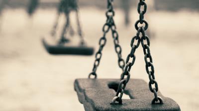Swing chain close up blurre 4k wallpaper