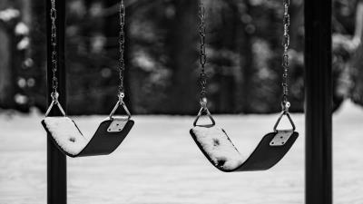 Swing winter bw 4k wallpaper
