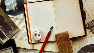 Table accessories old notebook pe 4k wallpaper