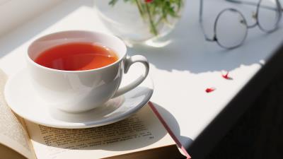 Tea cup bouquet 4k wallpaper