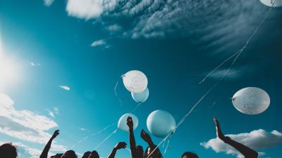 Air balloons people hands 4k wallpaper