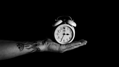 Alarm clock hours bw 4k wallpaper