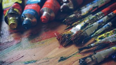 Art supplies paints brushes 4k wallpaper