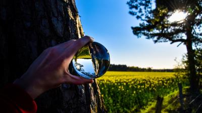 Ball reflection hand 4k wallpaper