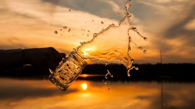 Bank splash hand spray 4k wallpaper