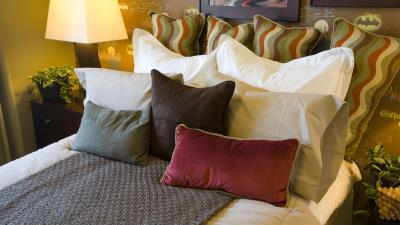 Bed blanket pillows bedroo 4k wallpaper