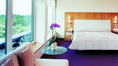 Bed window vase chair comfor 4k wallpaper