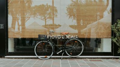 Bicycle facade street reflection 4k wallpaper