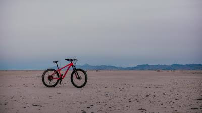 Bike horizon sand 4k wallpaper