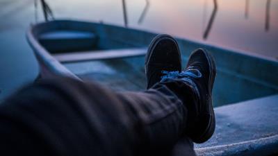 Boat legs rest 4k wallpaper