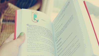 Book hands rea 4k wallpaper