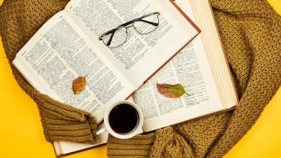Books mug glasses 4k wallpaper