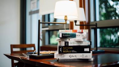 Books table lamp 4k wallpaper