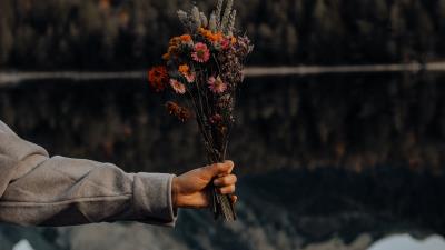 Bouquet flowers hand 4k wallpaper