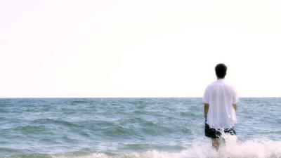 Boy beach sea foam harmony meditatio 4k wallpaper