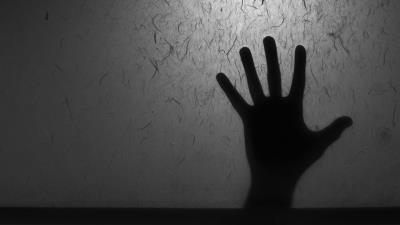 Bw hand glass 4k wallpaper