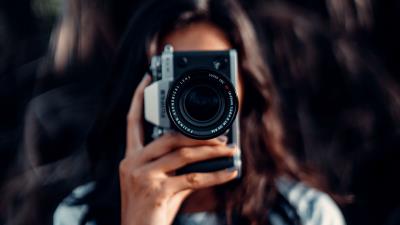 Camera girl blurred 4k wallpaper