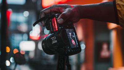 Camera hand blur 4k wallpaper