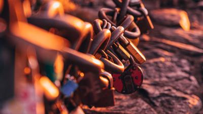 Chain metal locks 4k wallpaper