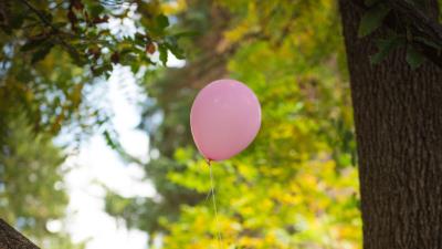 Child balloon dress 4k wallpaper