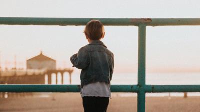 Child fence railing 4k wallpaper