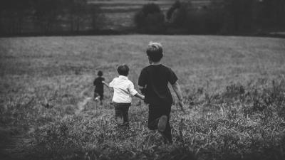 Children field bw run 4k wallpaper