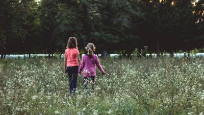 Children field walk friends 4k wallpaper