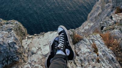 Cliff sea legs 4k wallpaper