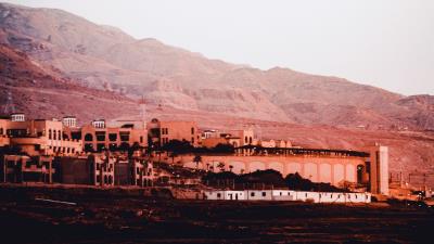 Coast mountains buildings 4k wallpaper