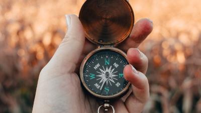 Compass hand fingers image 4k wallpaper