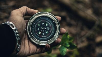 Compass hand wet 4k wallpaper