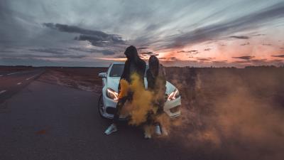 Couple smoke car 4k wallpaper