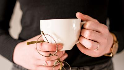 Cup glasses hands 4k wallpaper