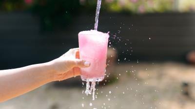 Drink lemonade spray 4k wallpaper