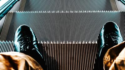 Escalator stairs feet 4k wallpaper