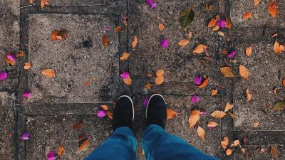 Feet leaves autumn 4k wallpaper