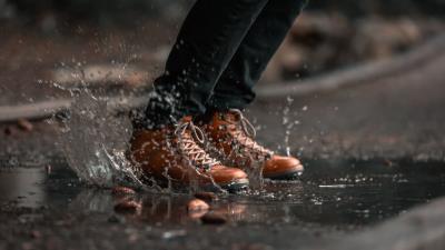 Feet puddle splash 4k wallpaper