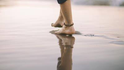 Feet step beach 4k wallpaper