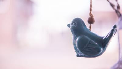 Figure bird pendant 4k wallpaper