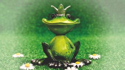 Frog statuette princess 4k wallpaper