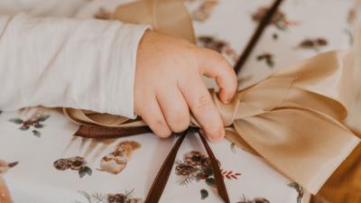 Gift box bow 4k wallpaper