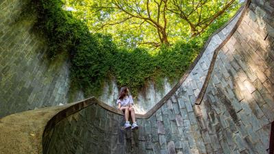 Girl architecture stairs 4k wallpaper