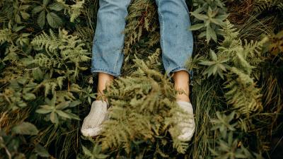 Girl legs jeans 4k wallpaper