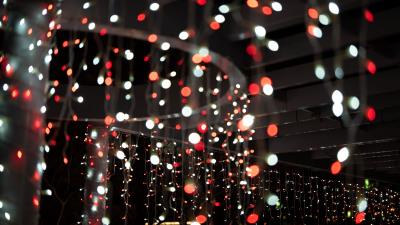 Glare bokeh garland 4k wallpaper