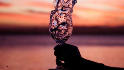 Glass splash spray 4k wallpaper